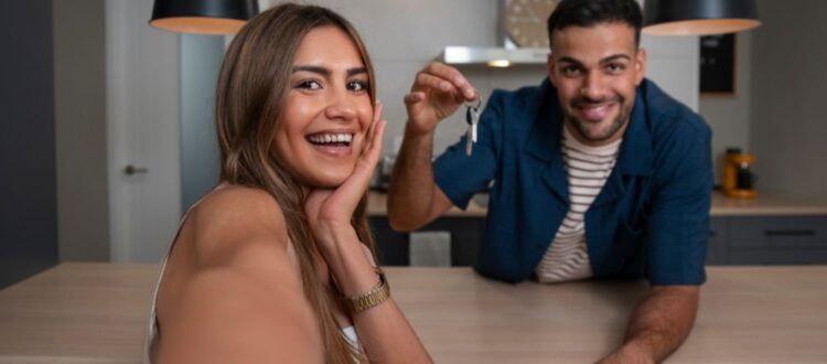 pareja feliz recibiendo llaves nuevo departamento