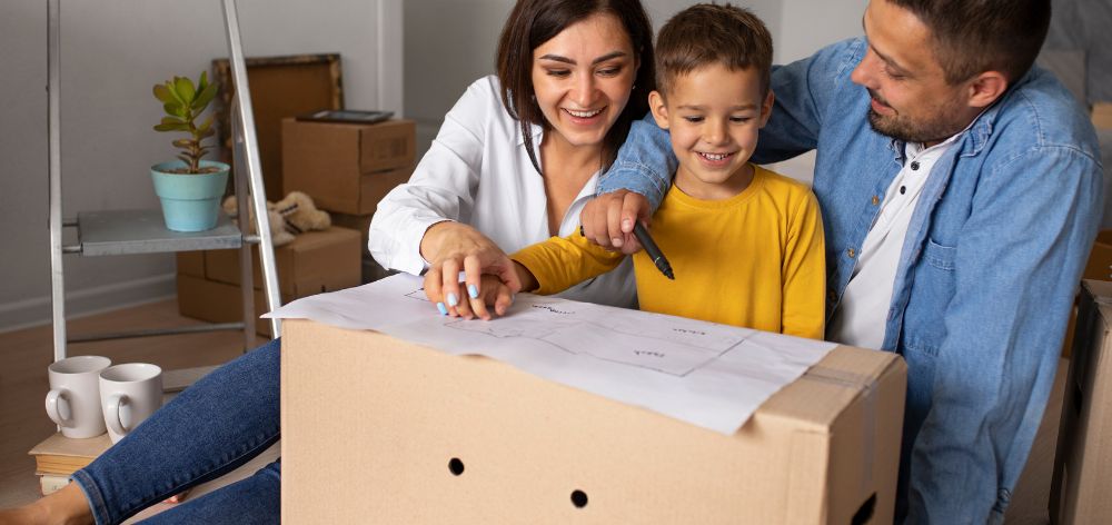 familia planeando mudanza cajas plano